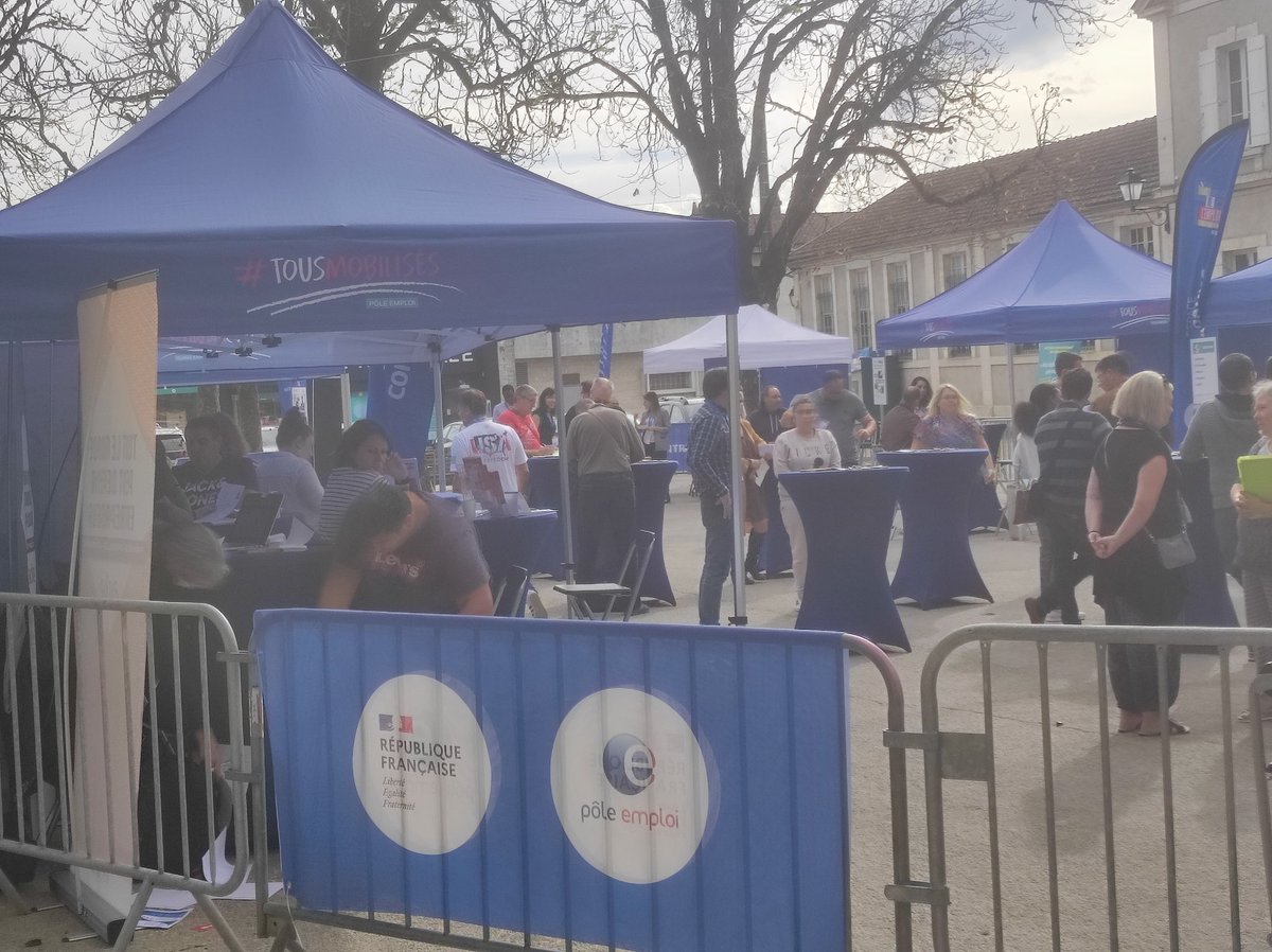 MjSenemaud's tweet photo. #poleemploi #saintastier place des Maronniers 
Ouverture de Place de l'emploi et de la formation #saintastier 
Recrutements, découverte de la MRS,   plongée dans la réalité virtuelle sur les métiers qui recrutent. https://t.co/GBr3hPj6ZY