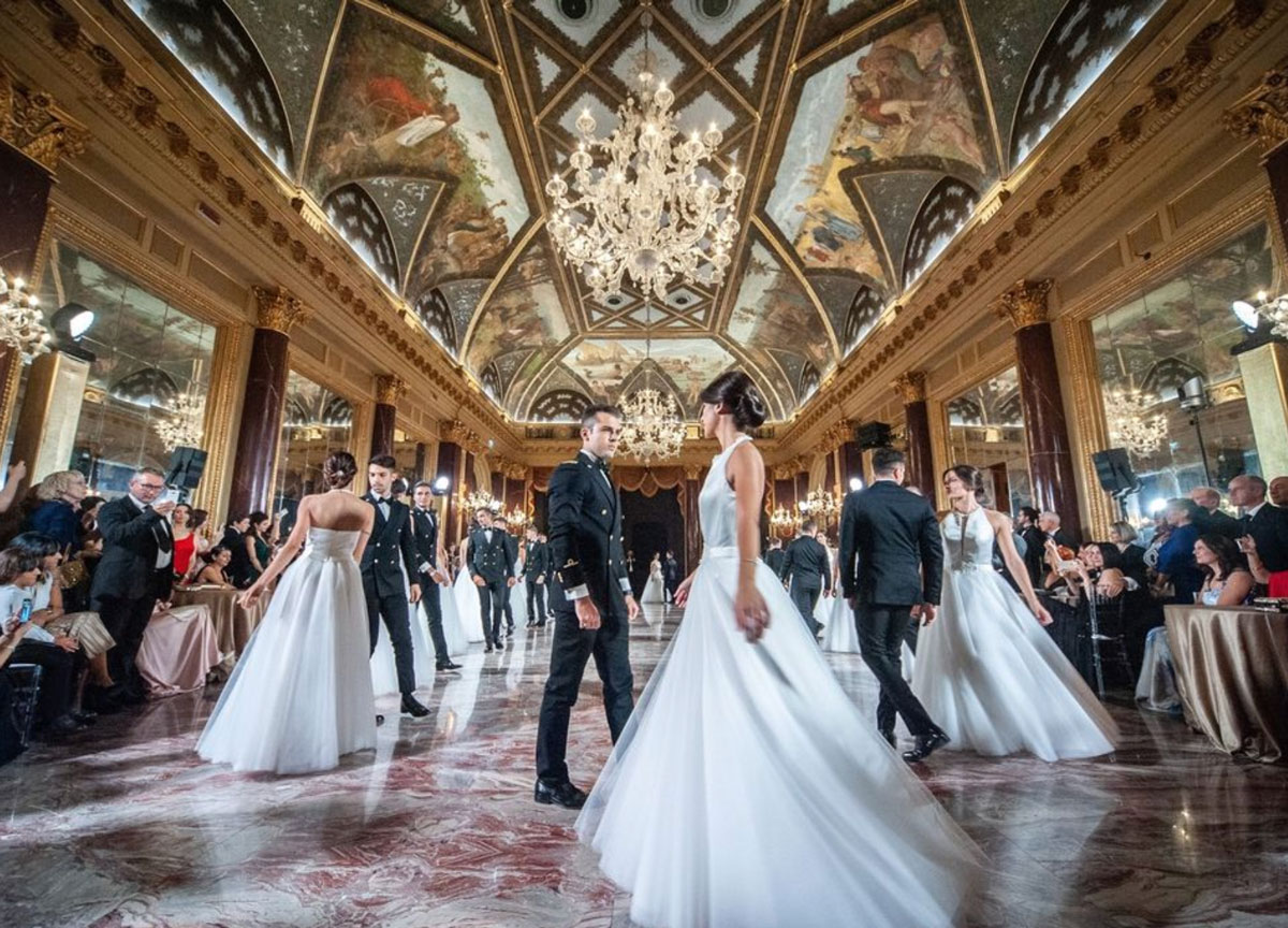 …w-affaritaliani-it.cdn.ampproject.org/c/s/www.affari…

Roma, le principesse esistono ancora e seducono i cadetti dell'Accademia -Torna post covid il gran Ballo Viennese: la notte magica del bon ton, dell'eleganza e della galanteria. Smartphone vietati