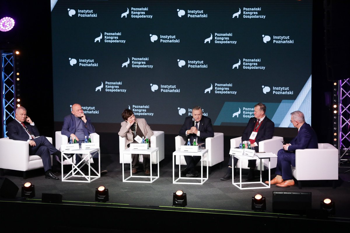 kultura_gov_pl's tweet photo. Wicepremier @PiotrGlinski podczas #PKG2022 w #Poznań: Nakazów czy obowiązków w kulturze w państwie wolnym i demokratycznym wprowadzać nie można. Żyjemy w wolnym kraju, gdzie panuje ogólna autonomia w obszarze sztuki. https://t.co/PQO74OS4ST