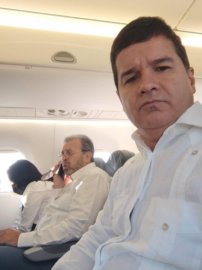 luisromeroc's tweet photo. Ya preparándonos para partir al primer encuentro parlamentario binacional en la frontera. Legisladores de Colombia y Venezuela unidos en el inicio de este ciclo histórico de paz y entendimiento entre naciones hermanas. Seguimos avanzando! https://t.co/DszJyXp9IR