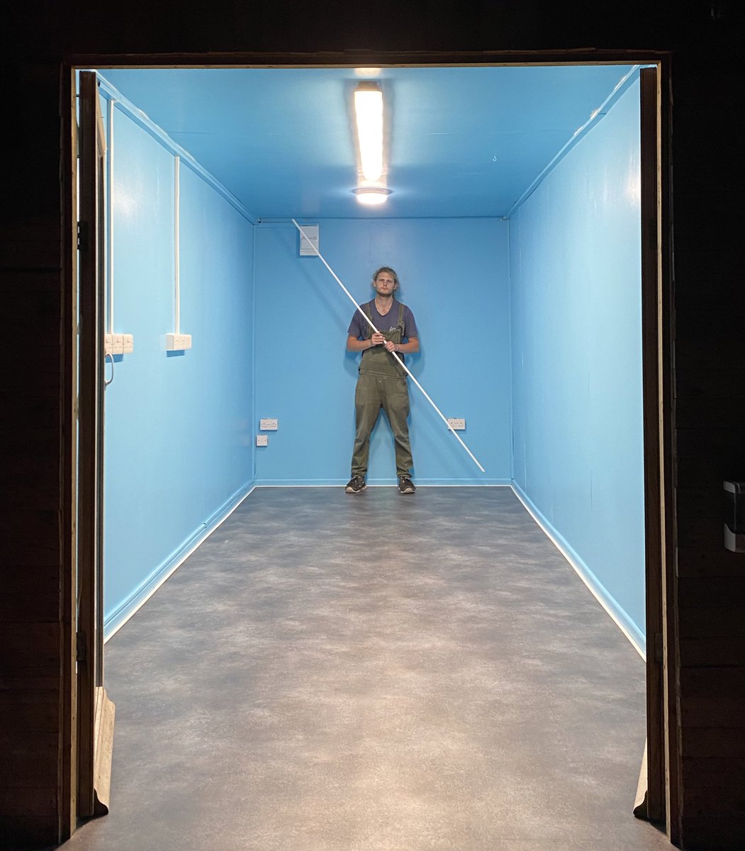 The unit has been refurbed! 🪚🪓
Fresh vinyl floor, brighter lights, more sockets, beading down and painted everything Flowerhorn blue! 
We will be ordering all of the equipment over the next few days and hope to be baking very soon! 
Cheers 🍻🦴