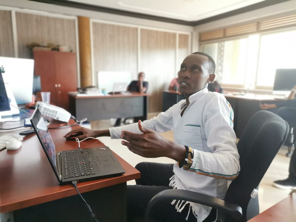 LiveWorksIncUG's tweet photo. Learning expounds creativity!
We were enriched this morning by having the brains behind https://t.co/DgEuoKNiOu come in for a mini training session which will greatly improve our service delivery.
#LiveWorks #CreativeAndEffective
#FridayFeeling https://t.co/jAFFKoXigN