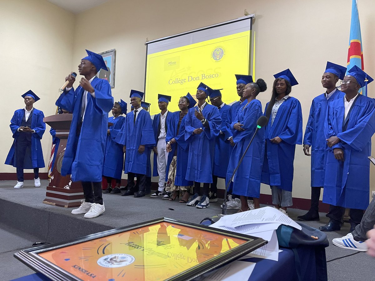 AleshOfficiel's tweet photo. Voir une jeunesse initialement partie défavorisée accéder à des opportunités… i got emotional… j’en ai versé quelques larmes 🥺. #EnglishAccess #Graduation.
Cc @USEmbKinshasa 👏🏽👏🏽👏🏽 https://t.co/mhPVD4sUkJ