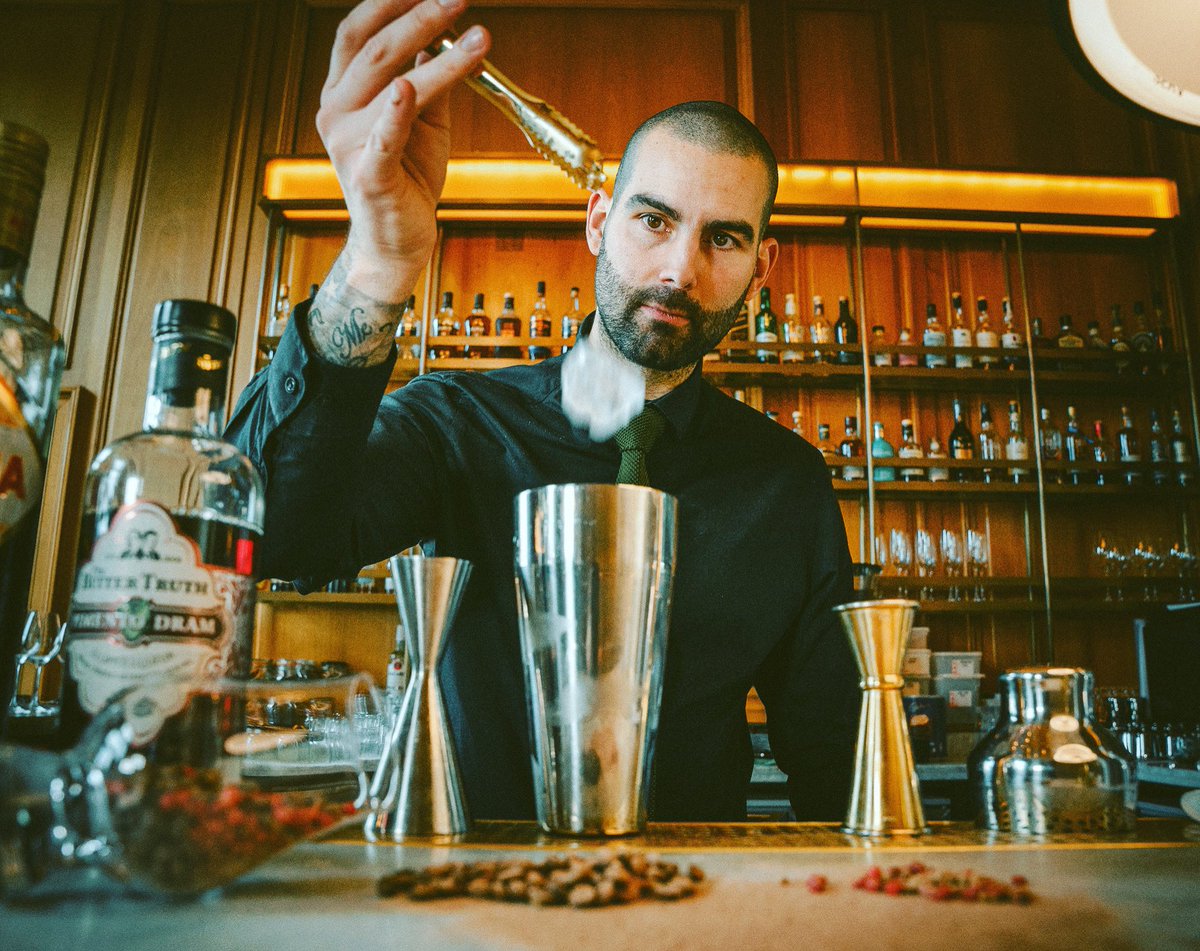 RegisterClub's tweet photo. Its finally Friday, and you know what that means!! Weekend cocktails! And, who better to create those cocktails than our master bartender, @rubengoncalvesg. Have you met him yet? 🍸
 
#Cocktails #CocktailsofInstagram #Cocktailsofig #cocktailsinthecity #TheRegisterClub https://t.co/Am8SvWjCjg