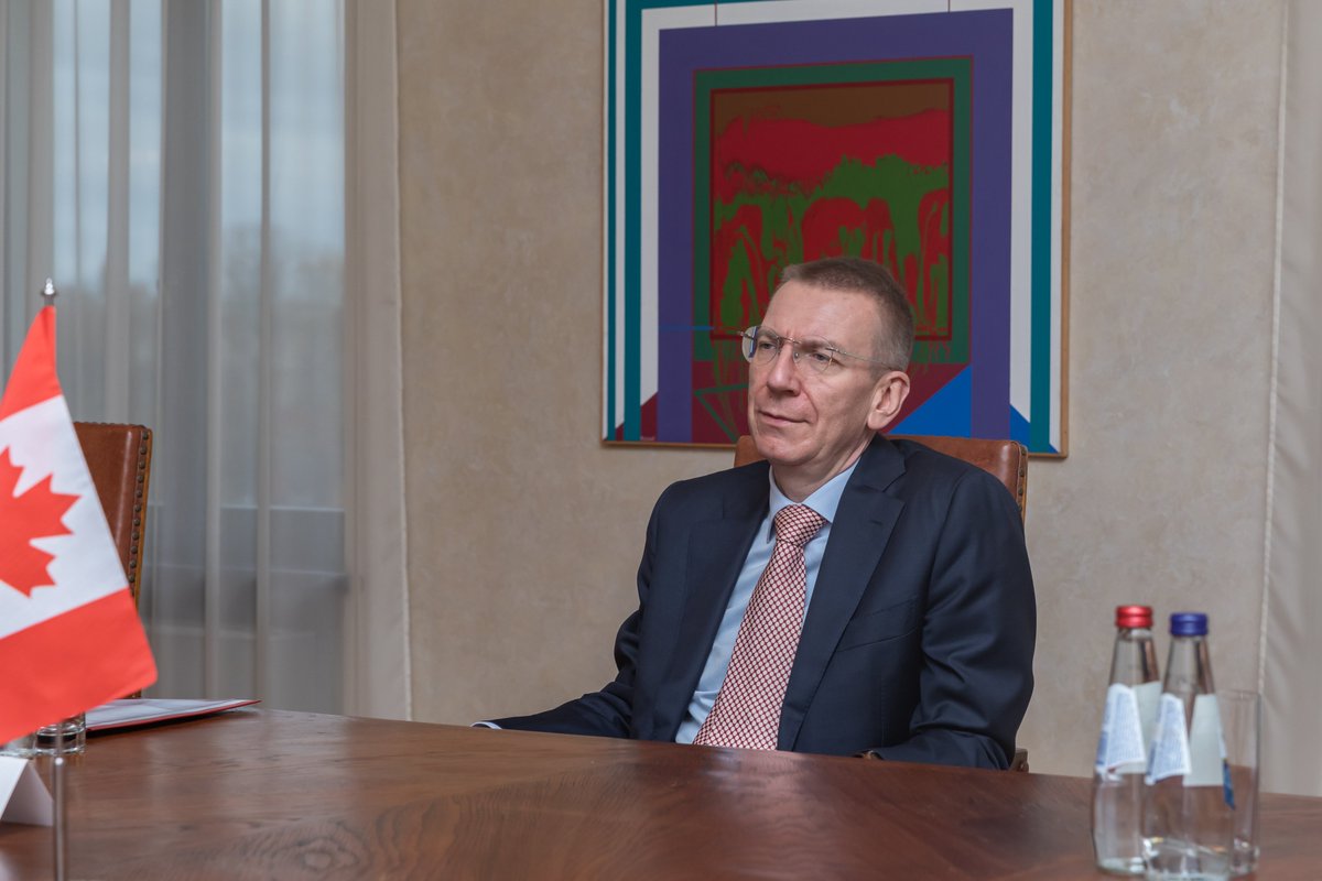 .@edgarsrinkevics meets with 🇨🇦 PM's Special Envoy to #EU and Europe @AmbStephaneDion, thanks 🇨🇦 for its contribution to the strengthening of security in 🇱🇻🇪🇪🇱🇹 and emphasises that Russia’s further isolation in international organisation should continue. ➡️mfa.gov.lv/en/article/for…