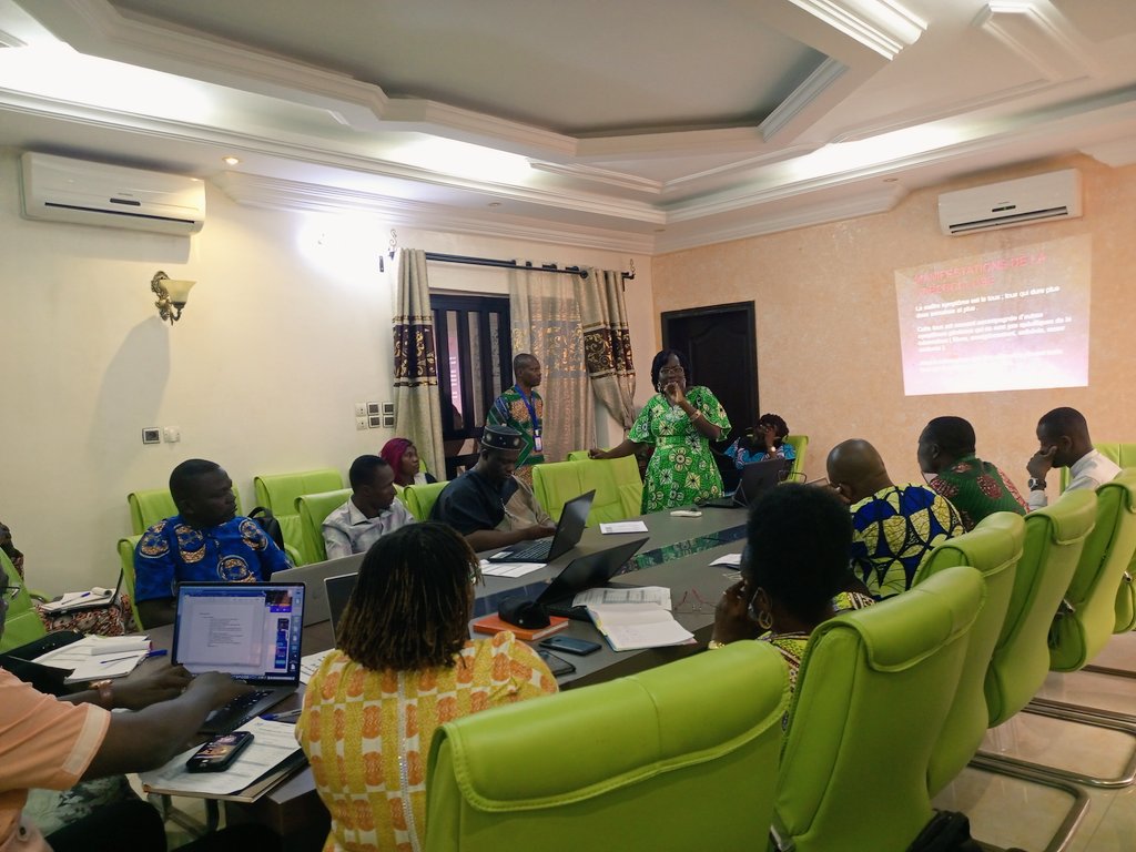 Grabe_BeninONG's tweet photo. Lutte contre la Tuberculose
Le Programme National contre la Tuberculose (PNT) Bénin échange avec des acteurs clés de la santé publique sur les canaux porteurs de sensibilisation sur la Tuberculose à Cotonou. 
GRABE-BENIN s'engage à d'avantage en parlé avec les communautés locales https://t.co/N35zVsS2RD