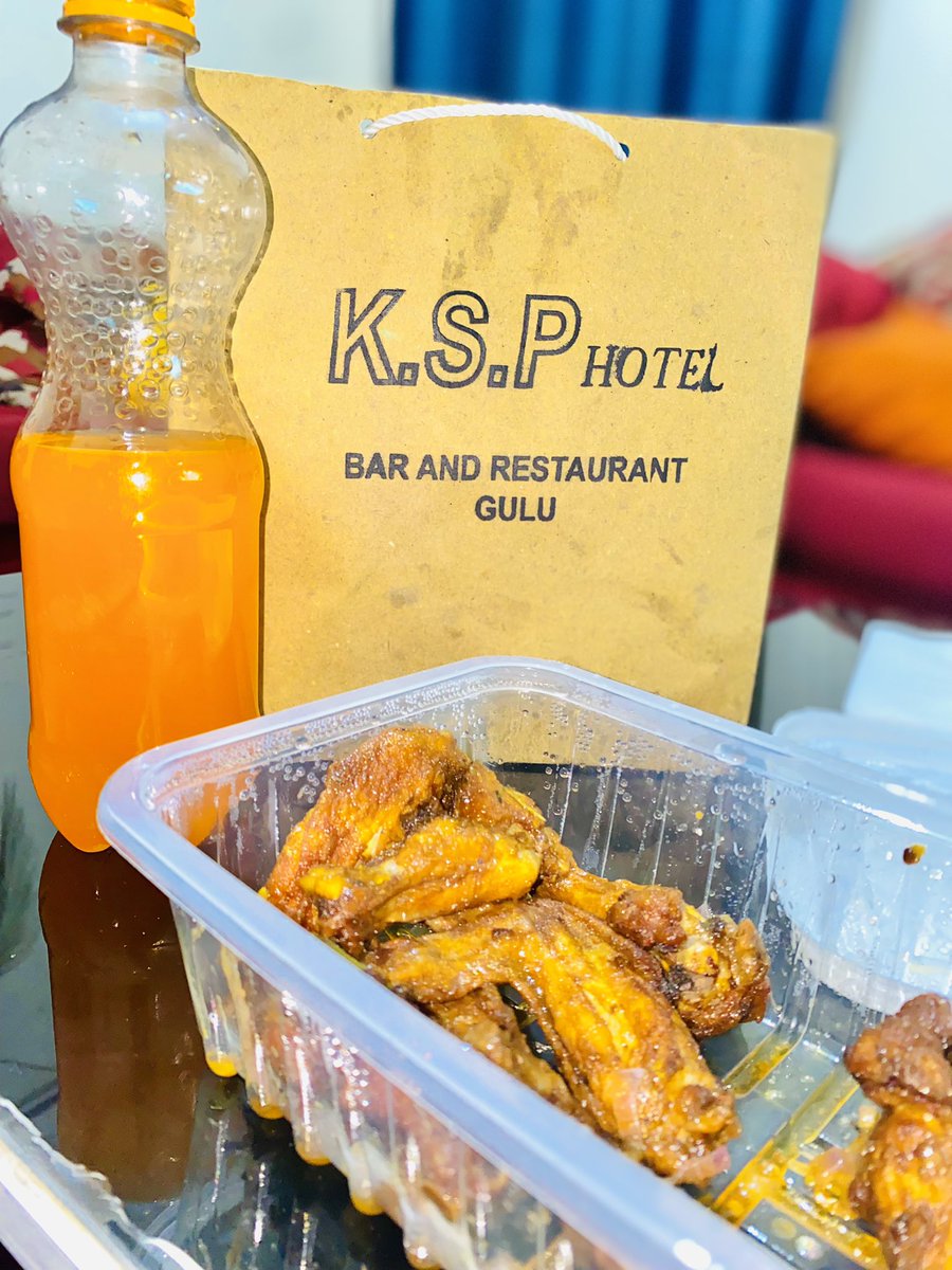 Spraggapromo's tweet photo. Lunching on chicken wings from @KSPHOTELGULU #rooftopcatch 😋😋

#OpenMicFestivalUG https://t.co/DZ4jz5KHfs