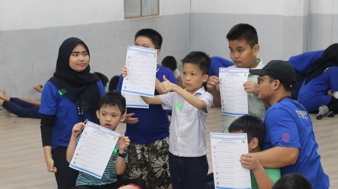 iojthetouch's tweet photo. We had a great session of #Jomstudy with the students &amp; volunteers from Wawasan Club UNITEN

We played board games, collecting points &amp; teach the volunteers some simple words from their language. It was an insightful session ☺️

#jomstudy #institutonnjaafar #volunteers https://t.co/ZQTVigRvxS