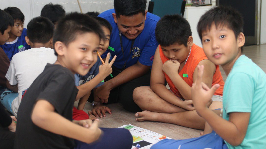 iojthetouch's tweet photo. We had a great session of #Jomstudy with the students &amp; volunteers from Wawasan Club UNITEN

We played board games, collecting points &amp; teach the volunteers some simple words from their language. It was an insightful session ☺️

#jomstudy #institutonnjaafar #volunteers https://t.co/ZQTVigRvxS