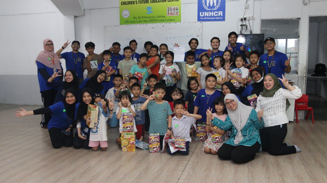 iojthetouch's tweet photo. We had a great session of #Jomstudy with the students &amp; volunteers from Wawasan Club UNITEN

We played board games, collecting points &amp; teach the volunteers some simple words from their language. It was an insightful session ☺️

#jomstudy #institutonnjaafar #volunteers https://t.co/ZQTVigRvxS