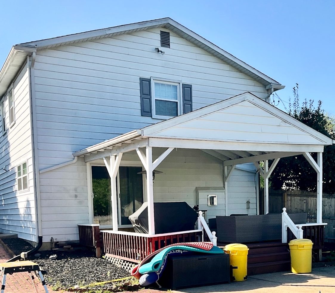 MyFixitUpLife's tweet photo. Covered deck was a big job—GC-ing re-siding and re-roofing the entire house, too. And the DIY white covered deck structure we replaced was less than safe.

We coached it over the finish line and the customer is happy.

#deck #covereddeck #carpentry #beforeandafter https://t.co/rdTqKuOvPE