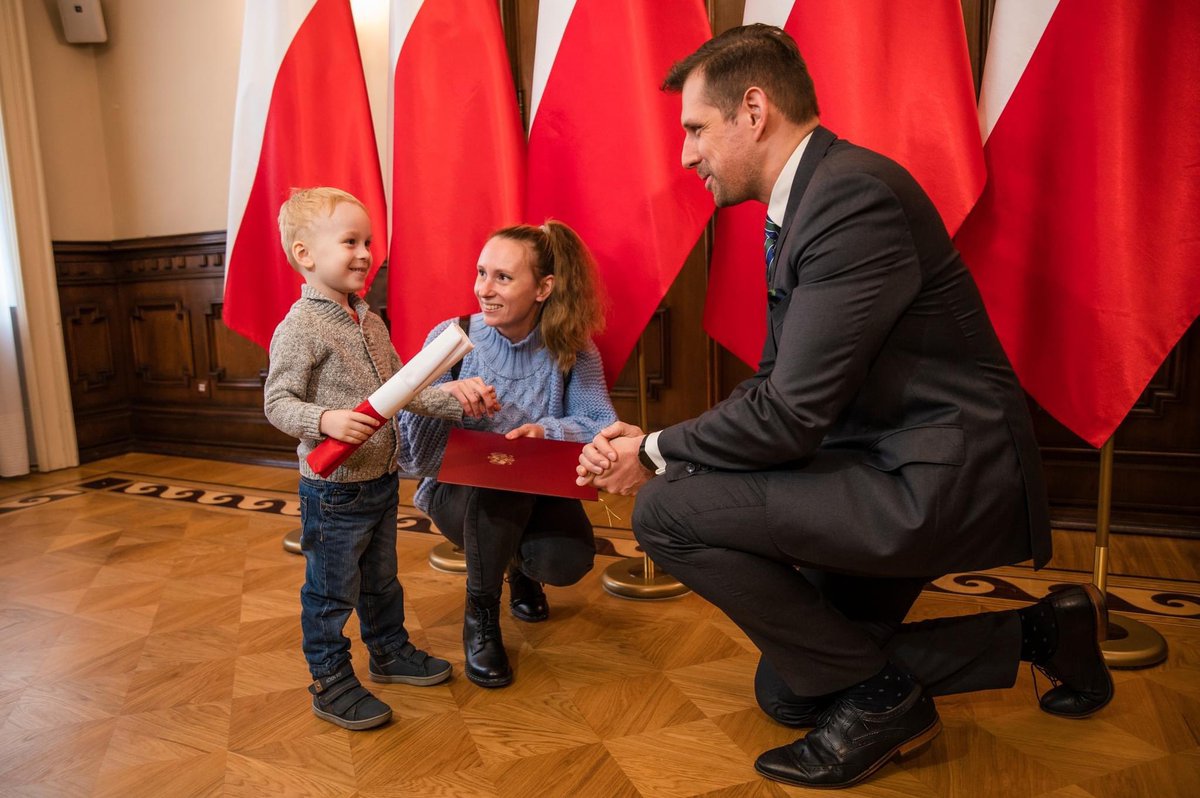 Wręczyłem 3-letniemu Mironowi z Białorusi obywatelstwo polskie 🇵🇱 To wzruszające, że jego rodzice pragną żyć i realizować marzenia w Rzeczpospolitej, które wita ich z otwartymi ramionami.