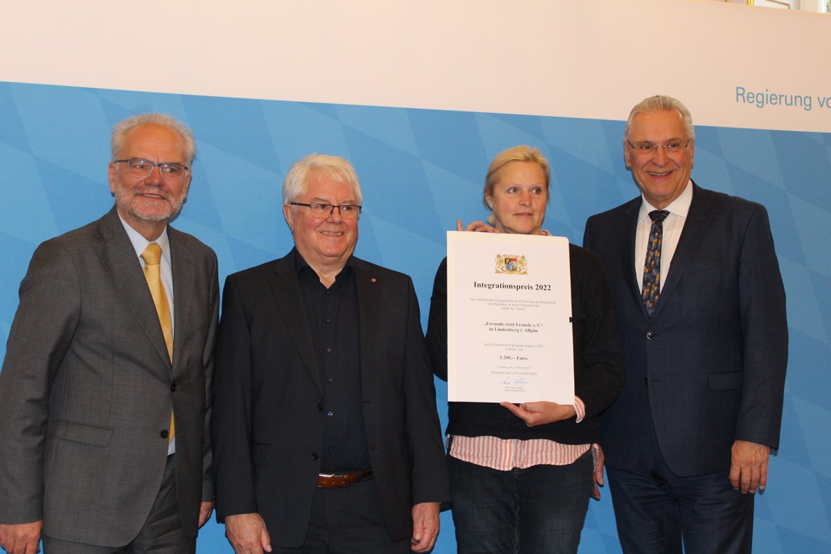 BayStMI's tweet photo. #Integrationleben
Integrationsminister #Herrmann + Regierungspräsident #Lohner loben die Gewinner-Projekte d. Integrationspreises der Regierung v. #Schwaben: "Machen Sie bitte weiter – so haben möglichst viele Menschen in Bayern die Chance auf ihre persönliche Erfolgsgeschichte!" https://t.co/JfJswc7E2B
