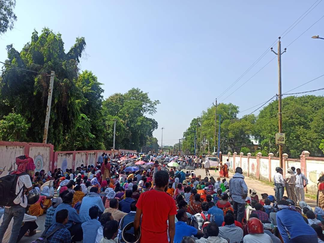 meeracomposes's tweet photo. Nearly 5000 Adivasis from Oraon, Kisan, Kharia communities marched 75 kms to #Sundargarh, protesting illegal land grab by Odisha Govt. favouring Dalmia cements for mining limestone. @DMSundargarh step out and listen to the Adivasis &amp; activist @Prafulla1951. Uphold Adivasi Rights. https://t.co/Y8HJdQPKct