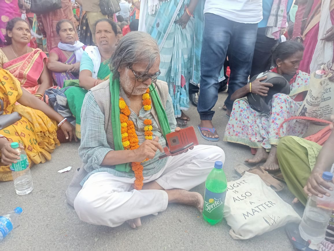Nearly 5000 Adivasis from Oraon, Kisan, Kharia communities marched 75 kms to #Sundargarh, protesting illegal land grab by Odisha Govt. favouring Dalmia cements for mining limestone. <a href="/DMSundargarh/">Collector and DM, Sundargarh</a> step out and listen to the Adivasis &amp; activist <a href="/Prafulla1951/">Prafulla Samantara</a>. Uphold Adivasi Rights.