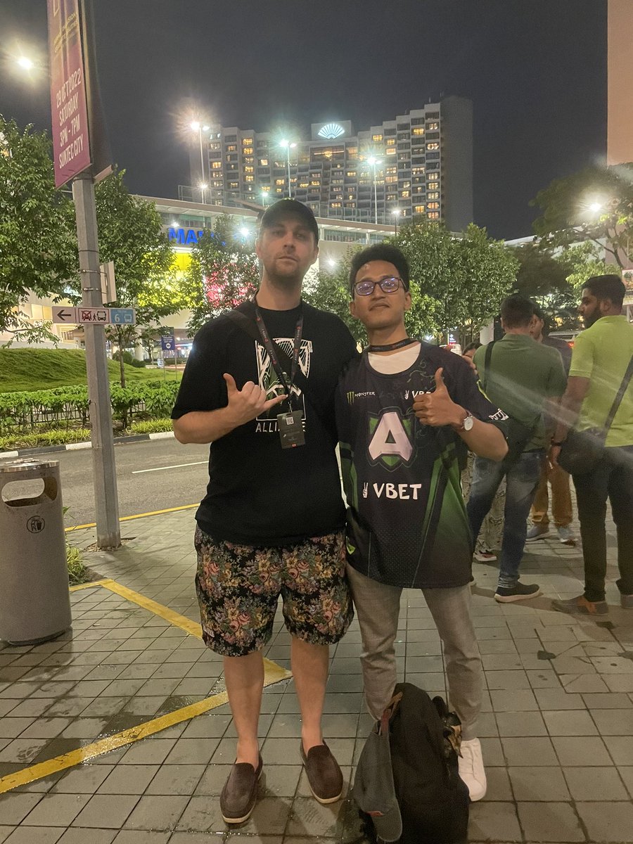 LodaBerg's tweet photo. Met this beast at TI! He always keeps his Alliance jersey with him https://t.co/EkgiLjNyKv