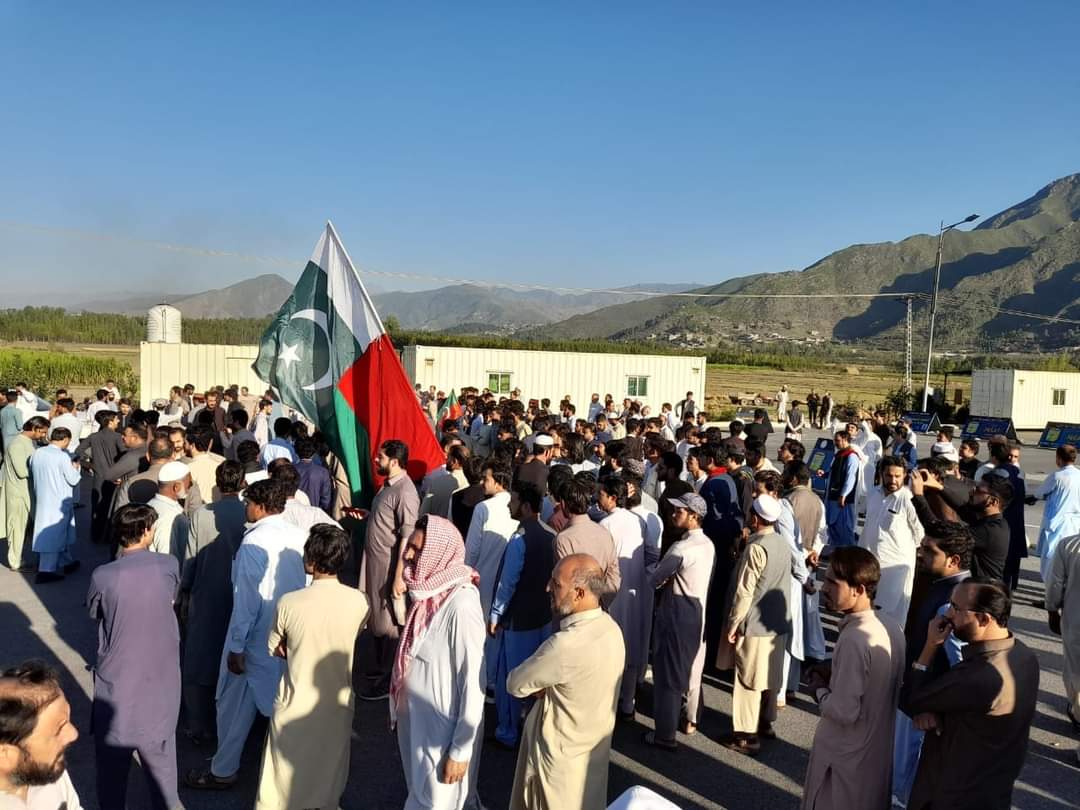 Hammad9787's tweet photo. چئیرمین پاکستان تحریک انصاف عمران خان کے نااہلی کے خلاف تحصیل چیئرمین افضل حسین کے قیادت میں سوات موٹر وے الہ ڈھنڈ انٹرچینج کچھ دیر میں  بند کر دیا جائے گا کارکنان کے آمد کا سلسلہ جاری ہے 

نکلو پاکستان کے خاطر
نکلو عمران خان کے خاطر

#عمران_خان_ہماری_ریڈ_لائن https://t.co/5QWYT6j5rb