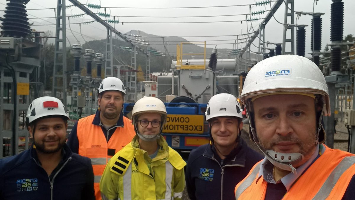 EnedisRegionSud's tweet photo. Yannick, Kévin, Gilles et Jérôme procèdent à l’installation du nouveau transformateur dans ce poste source qui alimente en électricité 8️⃣0️⃣0️⃣0️⃣clients bas Alpins. 
Le poste source est un élément clé du réseau qui abaisse la tension pour acheminer l’électricité à tous nos clients. https://t.co/ycMfmUC9T9