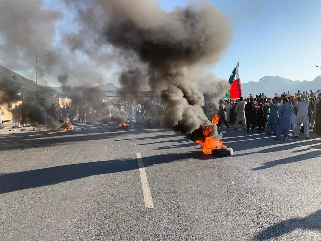 Hammad9787's tweet photo. چئیرمین پاکستان تحریک انصاف عمران خان کے نااہلی کے خلاف تحصیل چیئرمین افضل حسین کے قیادت میں سوات موٹر وے الہ ڈھنڈ انٹرچینج کچھ دیر میں  بند کر دیا جائے گا کارکنان کے آمد کا سلسلہ جاری ہے 

نکلو پاکستان کے خاطر
نکلو عمران خان کے خاطر

#عمران_خان_ہماری_ریڈ_لائن https://t.co/z5zuas5Nq7