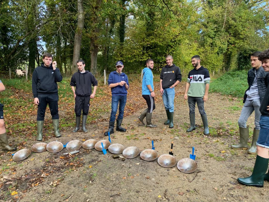 LPEiffel's tweet photo. Dans le cadre des cours de génie civil, les BTS MMCM ont, ce matin, étudié le sable de la rivière Sioule. Prospection et tri grâce à la bâtée dans un premier temps et observation à la lampe binoculaire ensuite. Un grand merci au musée Wolframines d’Echassieres. https://t.co/D1Rc639mDj
