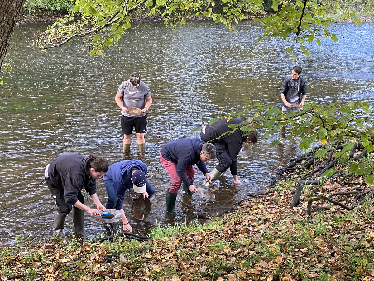 LPEiffel's tweet photo. Dans le cadre des cours de génie civil, les BTS MMCM ont, ce matin, étudié le sable de la rivière Sioule. Prospection et tri grâce à la bâtée dans un premier temps et observation à la lampe binoculaire ensuite. Un grand merci au musée Wolframines d’Echassieres. https://t.co/D1Rc639mDj