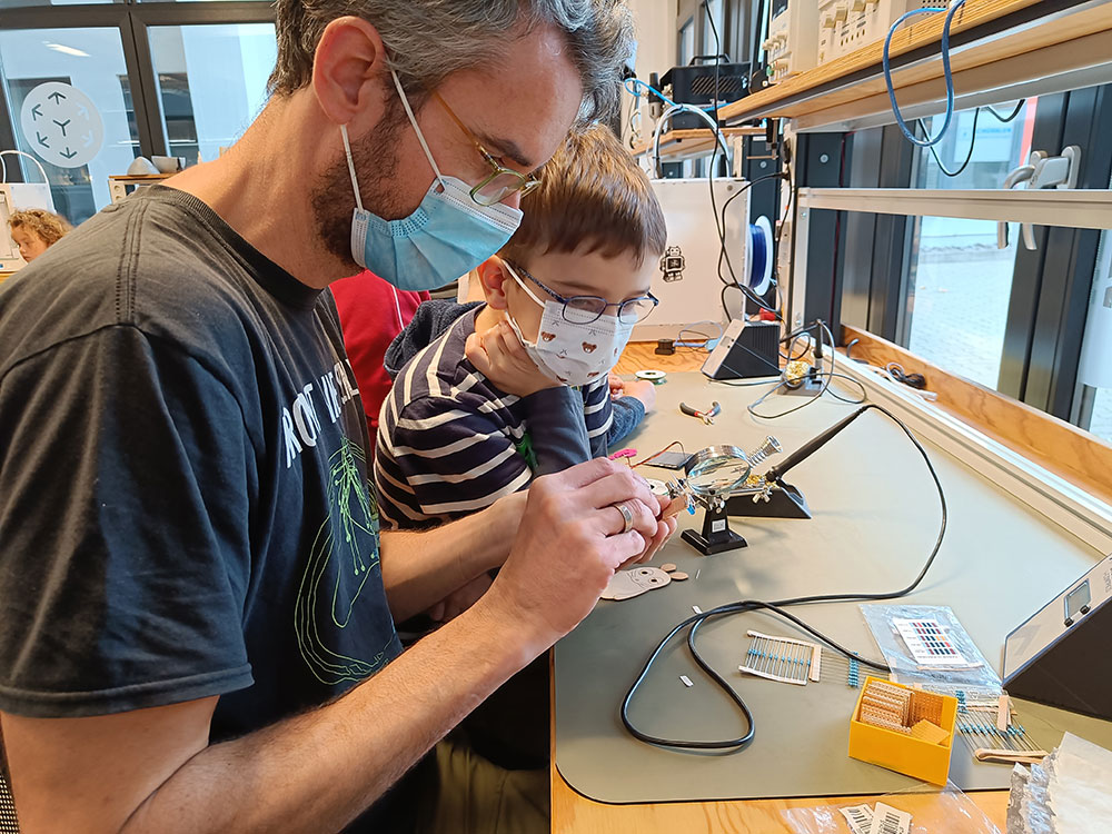 Was für ein schöner #Maus #Türöffnertag! Mehr als 70 große und kleine Besucher:innen aus nahen und fernen Bundesländern staunten, bastelten und leuchteten!
<a class=\"link-mention\" href=\"http://twitter.com/DieMaus\" target=\"_blank\">@DieMaus</a> <a class=\"link-mention\" href=\"http://twitter.com/WDR\" target=\"_blank\">@WDR</a> <a class=\"link-mention\" href=\"http://twitter.com/AllesArnsberg\" target=\"_blank\">@AllesArnsberg</a> #Arnsberg #Sauerland #Neheim <a class=\"link-mention\" href=\"http://twitter.com/ArnsbergAktuell\" target=\"_blank\">@ArnsbergAktuell</a> <a href=\"https://t.co/hq8dc1ZEQW\" class=\"link-tweet\" target=\"_blank\">https://t.co/hq8dc1ZEQW</a>