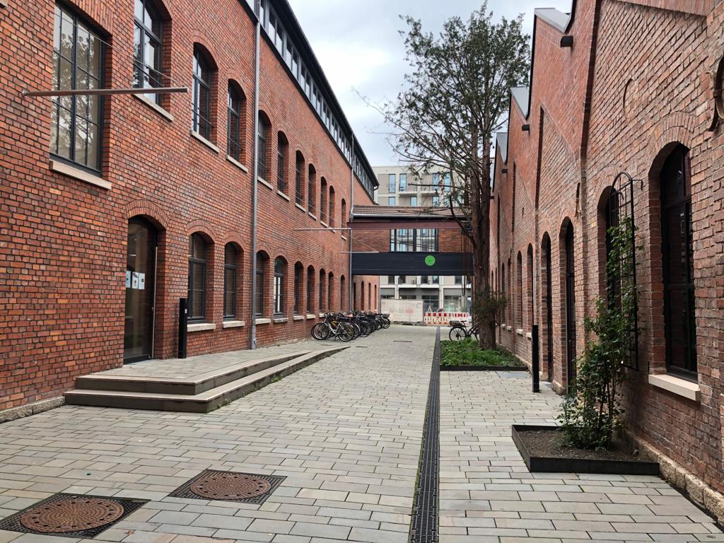 Am 03.11. wird in Göttingen der NDR Sachbuchpreis verliehen. Die zehn Titel der Longlist wurden in Göttingen versteckt 👀 und eins davon an der HAWK auf dem Gesundheitscampus. Wenn Du das Buch gefunden hast, teile Deinen Fund mit dem Hashtag #NDRsuchbuch auf Facebook / Instagram.