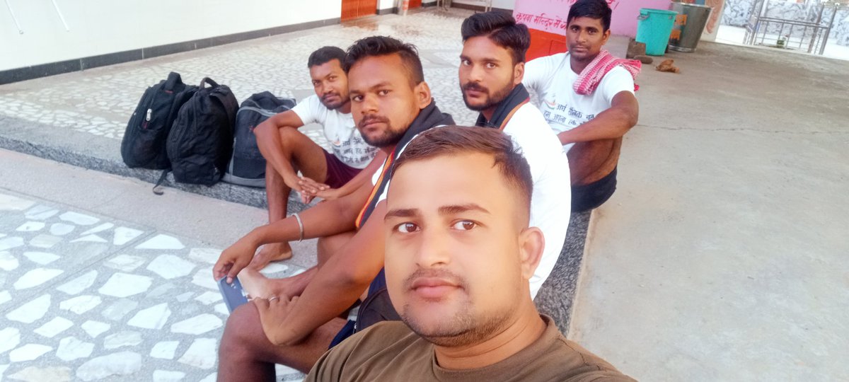AWADHRAJAWADHR2's tweet photo. , @HMOIndia @PMOIndia @SSCGD_STUDENT SSC GD 2018 मेडिकल फिट दर दर भटक रहे है हमारा दर्द सुनो मोदी जी मेडिकल फिट को जायनिंग दो 🙏 https://t.co/1hxycjApCp