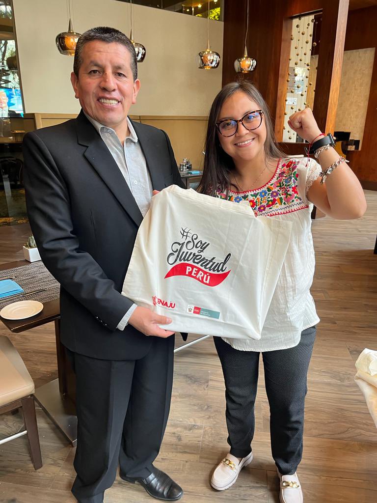 #GobiernoDelCambio ✊| La Consejera <a href="/GabrielaPossoR/">Gabriela Posso Restrepo</a> 🇨🇴en su visita a #México 🇲🇽 adelantó reunión con Darío Barboza - Secretario Nacional de la Juventud de #Perú 🇵🇪 

📢 Los ejes: agendas de juventud, empleabilidad, inclusión social, participación y #JóvenesEnPaz.