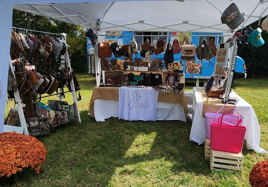 rusticlaceevent's tweet photo. Vendor Spotlight • Old Fashion Sass Boutique
They will have Myra bags made of real leather, hair-on, &amp; recycled tents with several different options, day packs, weekenders, and conceal carry. 
https://t.co/RgX0ChNyZZ
📆 Sunday, October 23rd ● 10am to 4pm https://t.co/CRdX4u7er6