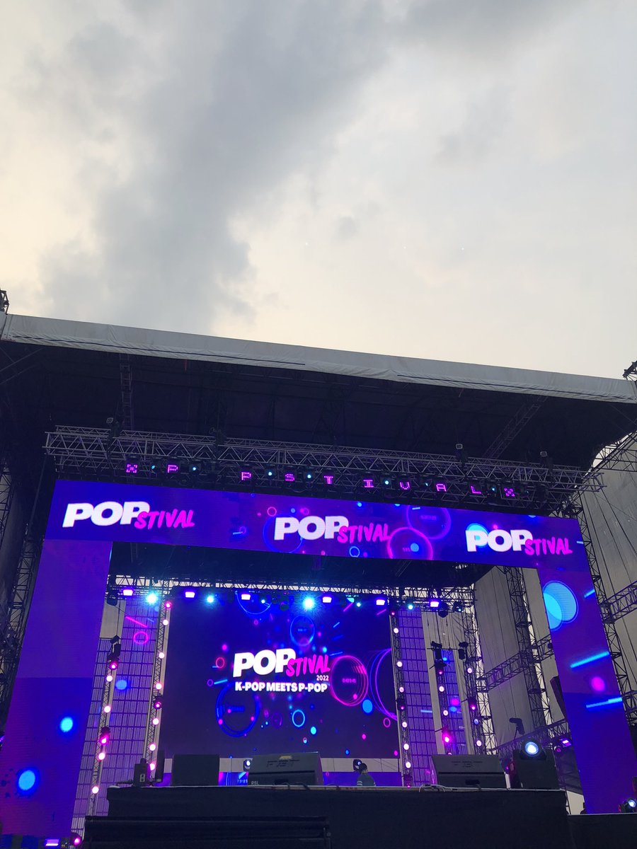 2jinamo's tweet photo. barrier kami kanina sa VIP 😭 di ko na navideohan loona kasi sabi ko gusto ko "in the moment" tsaka mahirap na hawak ung lightstick, banner at phone at the same time 😬

ang lapit nina yves at heejin 🥺🥺
pero bakit naman di ka kumapit hyunjin 😭🥺 #Popstival2022 https://t.co/4j0Zeg5Et4