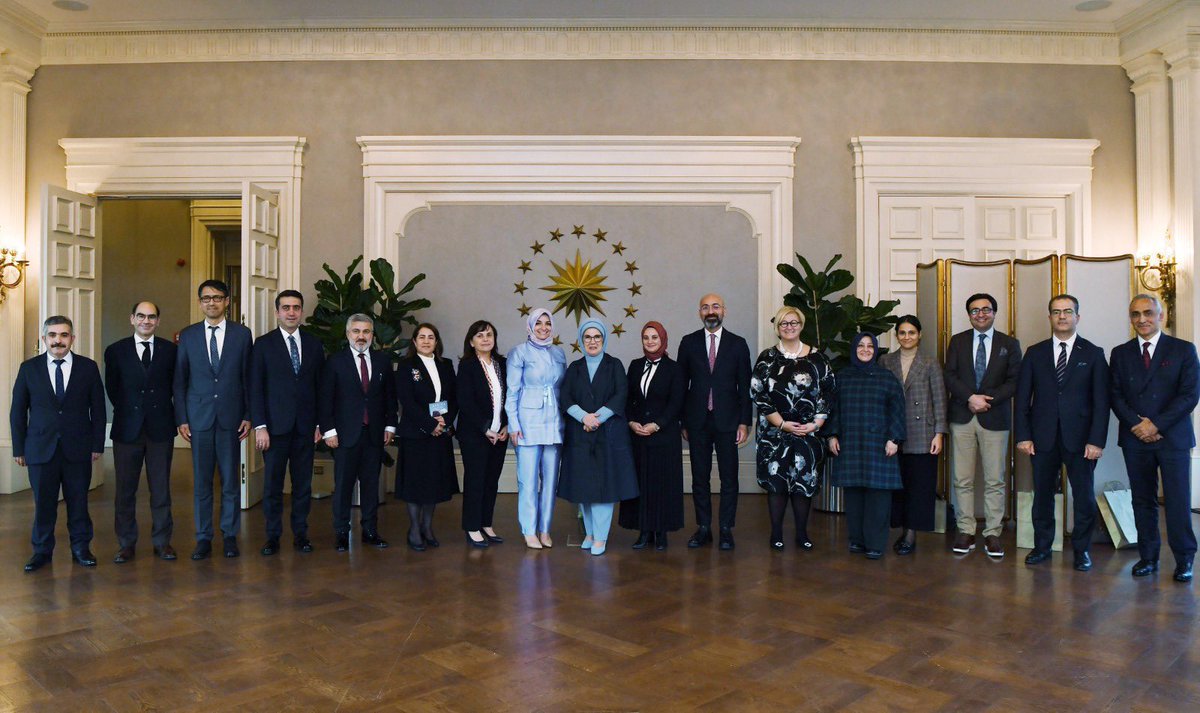 La Première dame Emine Erdoğan rencontre les nouveaux membres du conseil d’administration de la Maison de la Culture africaine tccb.gov.tr/fr/actualit-s/…