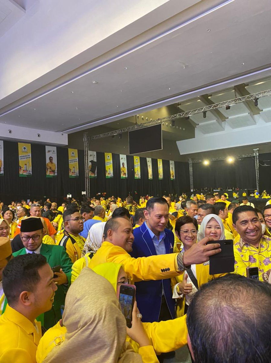 OssyDermawan's tweet photo. Biru di lautan kuning.

Selamat ulang tahun Golkar ke-58 🙏 https://t.co/cKNOjndXrY
