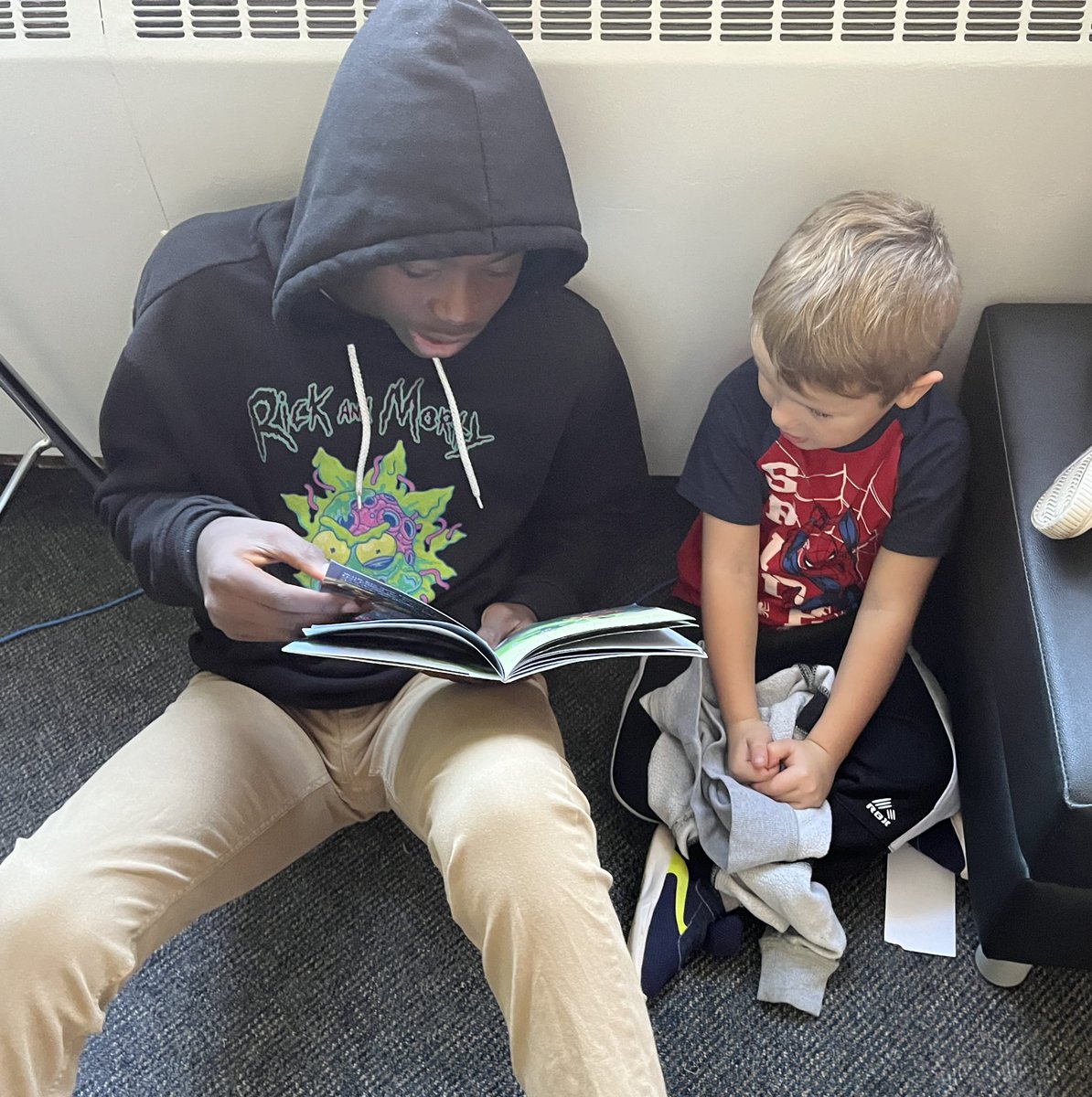 We are so happy to be able to start up our reading buddies again! Thank you <a href="/Ms_BCarter/">Ms. Carter</a> for welcoming us into the <a href="/TrafalgarPS/">Trafalgar PS</a> library and @MsZimmersroom and @MrsJessiPacheco for the amazing collaboration! #trafalgarproud