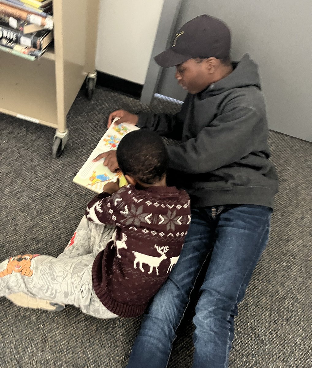MeaghanTrudell's tweet photo. We are so happy to be able to start up our reading buddies again! Thank you @Ms_BCarter for welcoming us into the @TrafalgarPS library and @MsZimmersroom and @MrsJessiPacheco for the amazing collaboration! #trafalgarproud https://t.co/WYcrWEAmB7