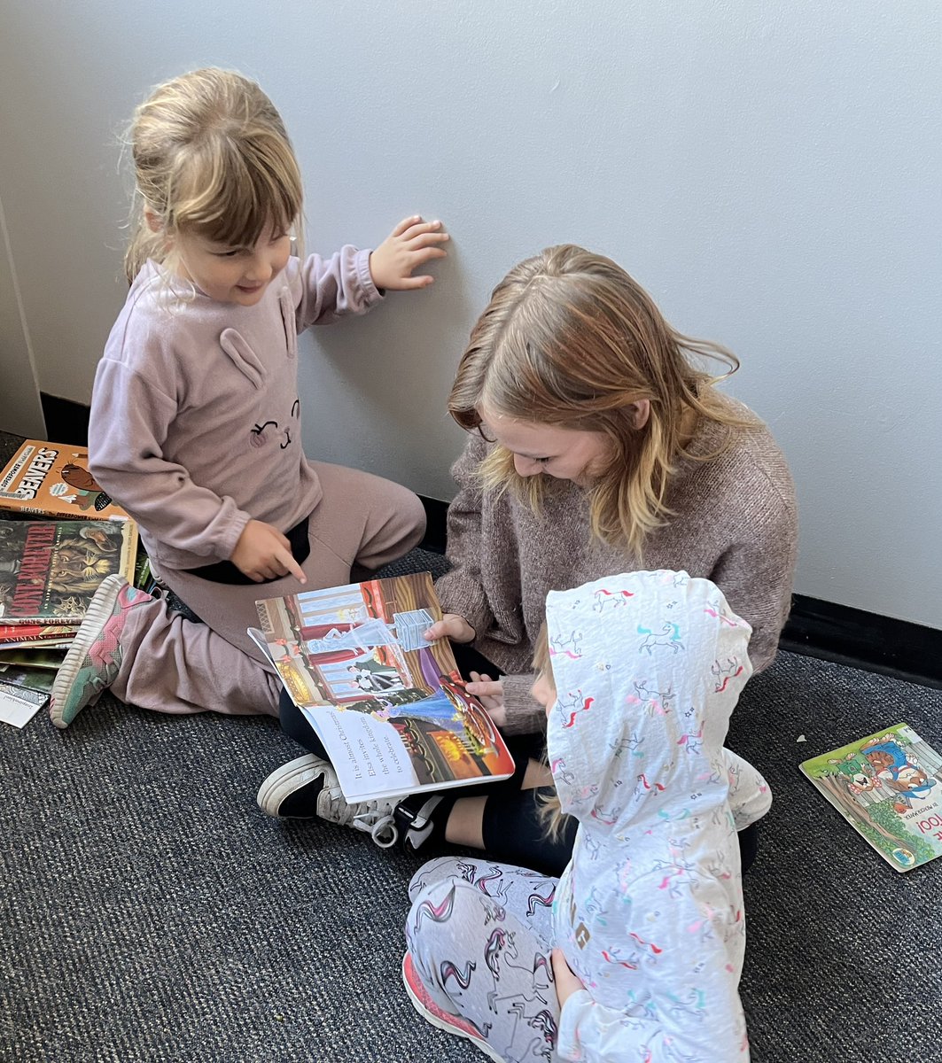 MeaghanTrudell's tweet photo. We are so happy to be able to start up our reading buddies again! Thank you @Ms_BCarter for welcoming us into the @TrafalgarPS library and @MsZimmersroom and @MrsJessiPacheco for the amazing collaboration! #trafalgarproud https://t.co/WYcrWEAmB7