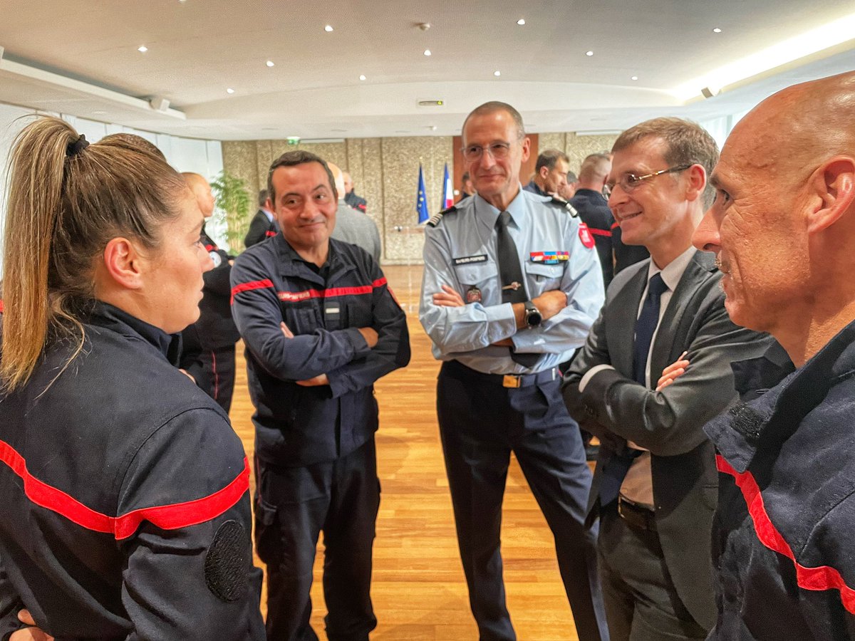 👨🏿‍🚒#hommage | 72 000 ha, dont 32 000 en Gironde, sont partis en fumée depuis le début de l’année. Face à cette situation, les 🧑‍🚒 du <a href="/Sdis_95/">Sapeurs-pompiers du Val-d'Oise 🚒</a> du #valdoise ont répondu présents.

🧑‍🚒 Moment d’échanges et de remerciements organisé par <a href="/Prefet95/">Préfet du Val-d'Oise</a>, en présence du Colonel <a href="/LChavillon/">laurent chavillon</a>