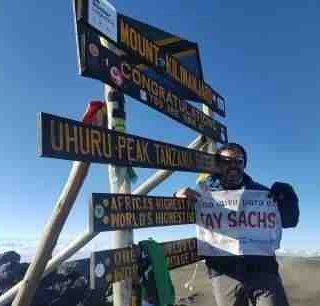 E320mil's tweet photo. Y nuestra bandera nuevamente flamea bien alto, está vez en el  #kilimanjaro Tanzania, a más de 5800 metros sobre el nivel del mar. 
#unacuraparaeltaysach#taysachs #curetaysachs
#aventura #tanzania 
#africa #montaña #argentina #mardelplata #mardecobo 
#viernes #octubre https://t.co/kVhqo24JVf
