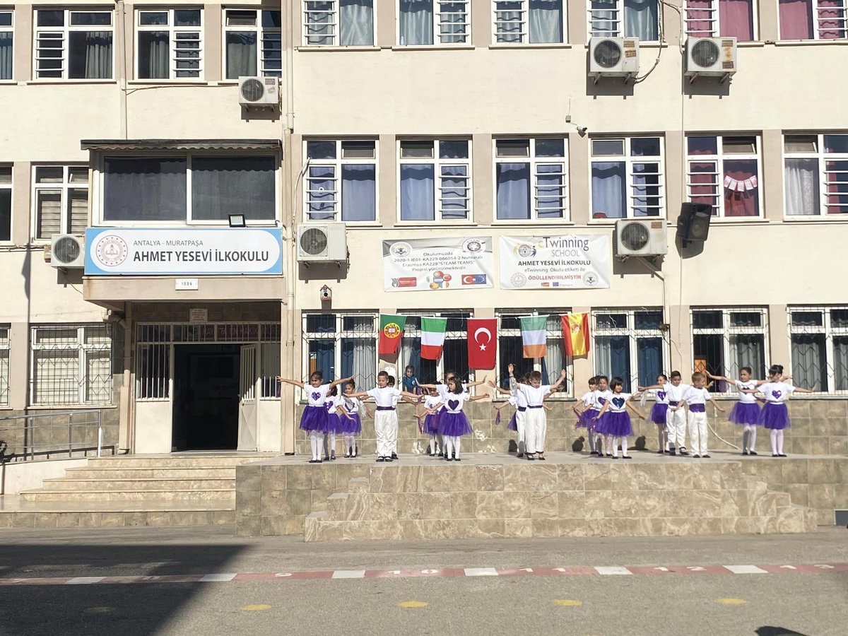 TeamsSteam's tweet photo. What a warm welcome from everyone at Ahmet Yesevi Ilkokulu School in Antalya, Türkiye! https://t.co/EXauSKkCco