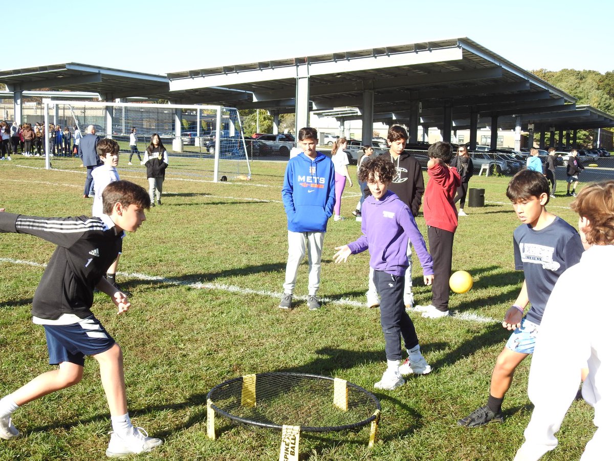 CommackSchools's tweet photo. PBIS Kickoff today at CMS! Students participated in team building activities, discussed respectful &amp; responsible behaviors, and created cards for @StonyBrookkids &amp; colorful bags for local food pantries. #CommackMiddleSchool #Caring #MYP #LearnerProfileTraits #PBIS #CommackSchools https://t.co/WkTjEkw4zM