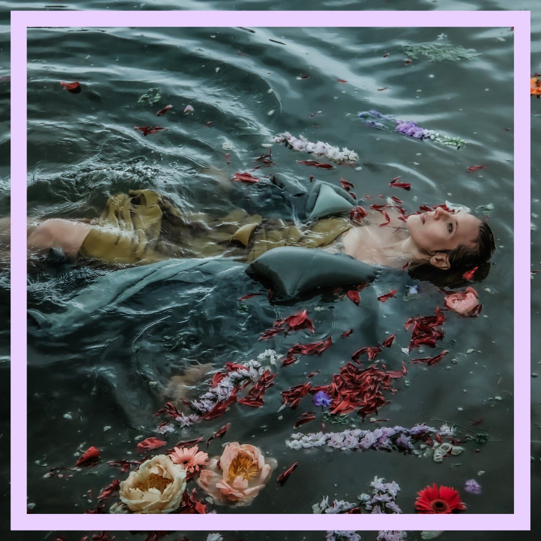The rising British singer-songwriter Nicki Wells started teasing her debut EP Ellipsis set to release in early 2023. 

The multitalented artist is now back with a soaring and emotional single titled ‘Carry On’.

✍️: Laury V
💜 themusicenthusiastblog.squarespace.com/blog/nicki-wel…