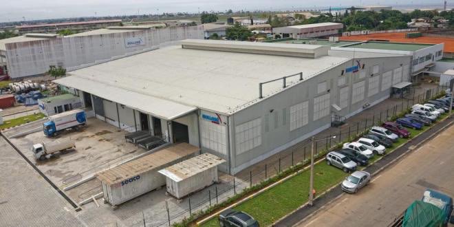 Yefien_Coul's tweet photo. Mise en service d’une base logistique pour le fret aérien par @BOLLORE_CI

Une plateforme construite pour faciliter le conditionnement des produits pharmaceutiques et offrir un stockage à valeur ajoutée

https://t.co/0cwrAIDrsm

#CIV #aerohub #fretaerien #bollore #transport https://t.co/ZZVI9IGeTX