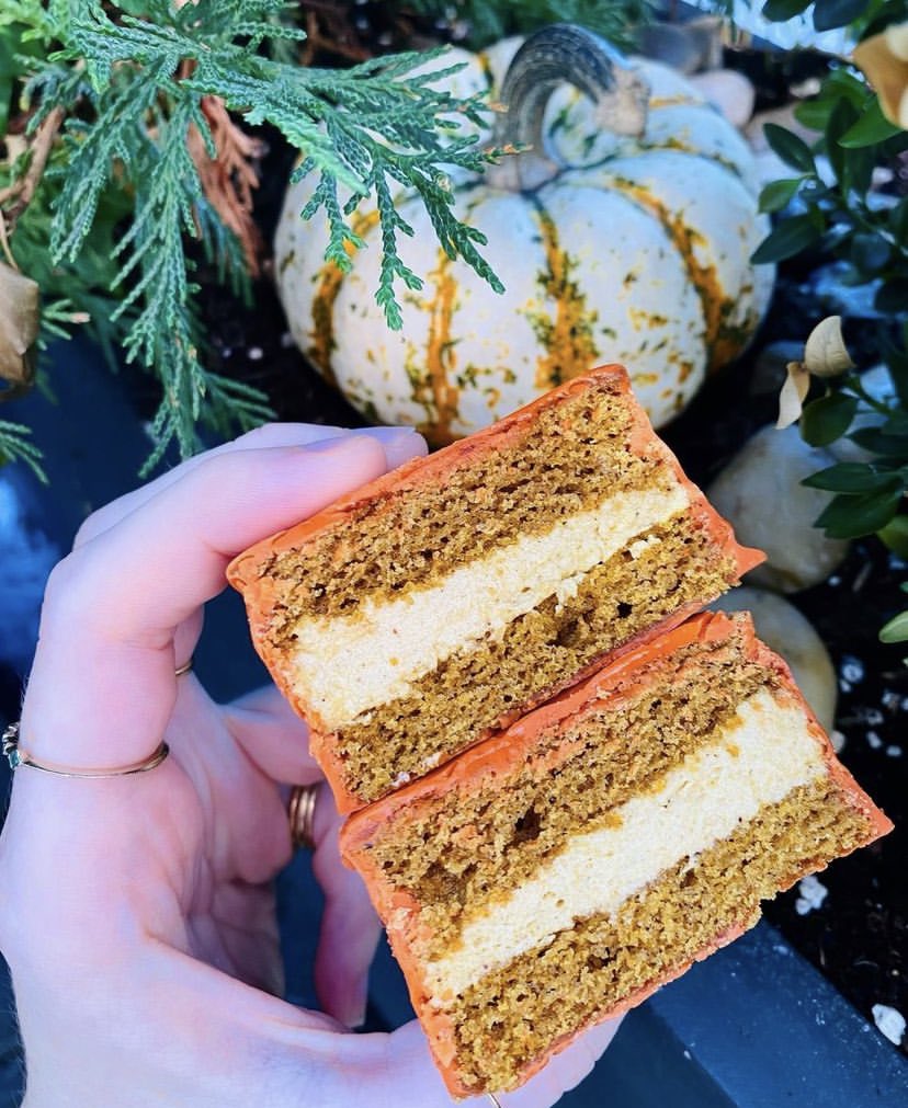 A pumpkin pie ring ding a day keeps the ghouls away… 🕷👻 available for shipping nationwide on ringdingbar.com and local delivery on <a href="/Postmates/">Postmates</a> <a href="/DoorDash/">DoorDash</a> <a href="/UberEats/">Uber Eats</a> &amp; @CornershopUS #halloween #ringdingbar