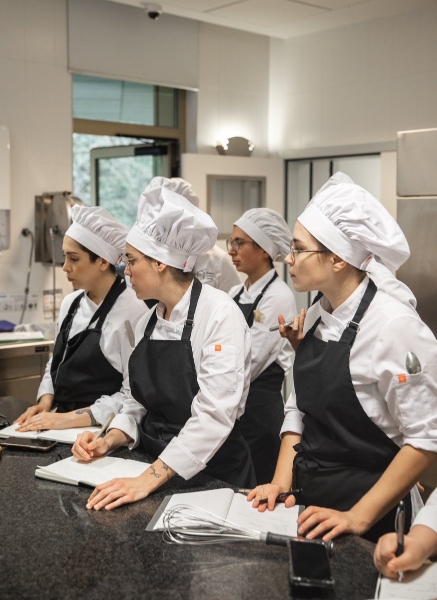 🍰📸 Momentos en clase con los alumnos y alumnas del máster en Pastelería de Restaurante y Cocina Dulce con la profesora y pastry chef Cristina Lirola #mybculinary
