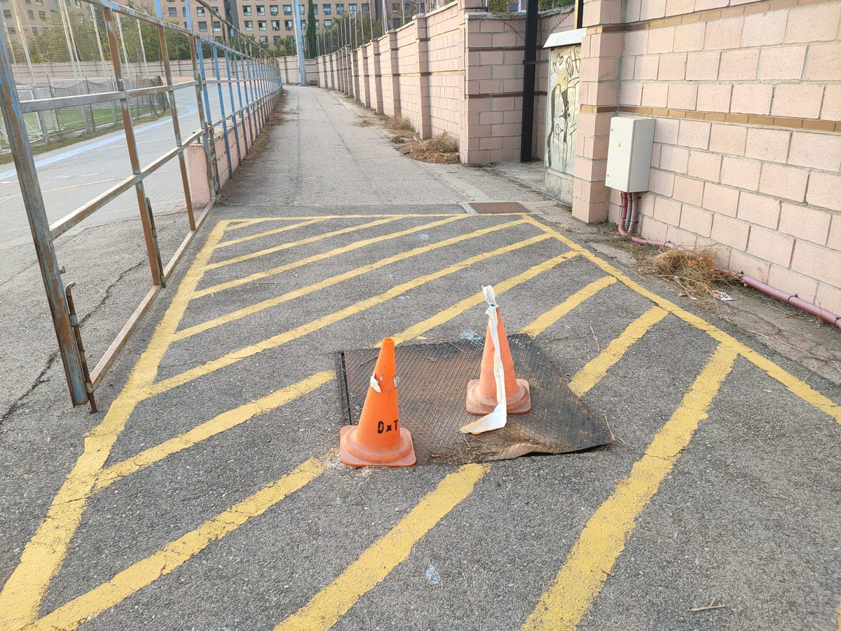 becerrafj's tweet photo. 🚨 Gracias a la Unión Ciclista Coslada por abrirme las puertas del velódromo y poder comprobar toda la serie de despropósitos que tienen que soportar los ciclistas.

👉🏻 Conos, restos de poda, acometidas de luz que cruzan de lado a lado... https://t.co/YcM16680vY