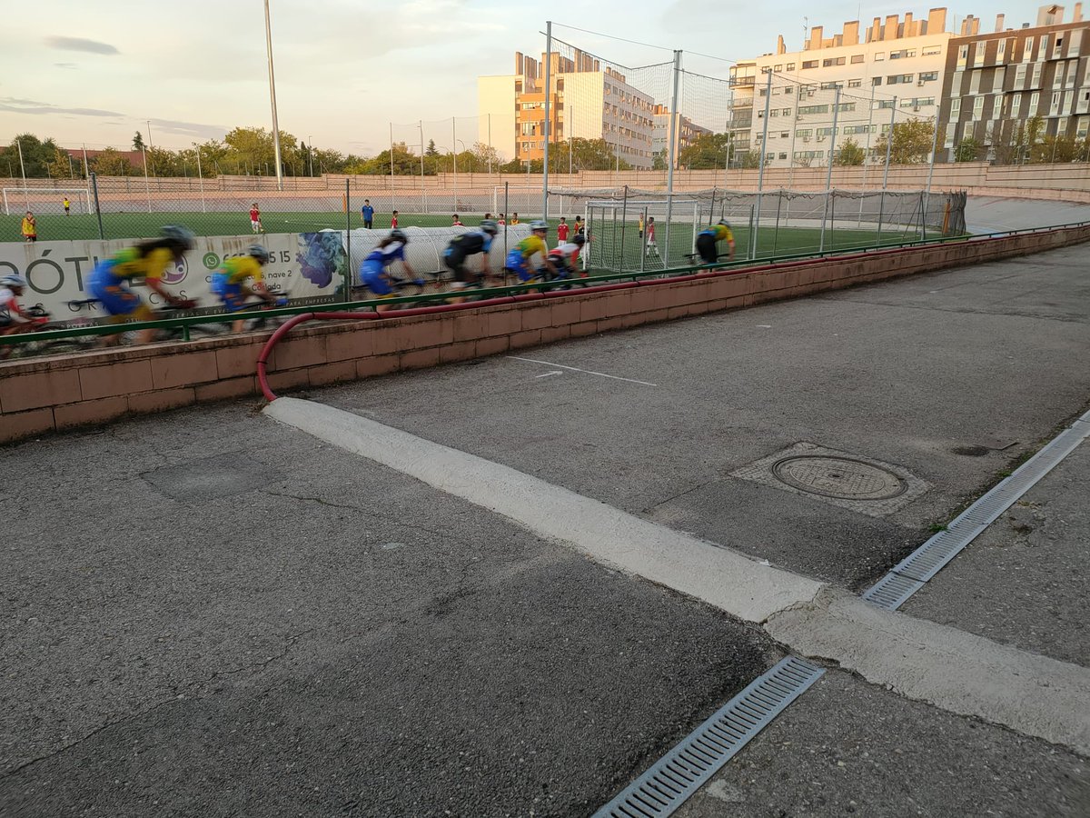 becerrafj's tweet photo. 🚨 Gracias a la Unión Ciclista Coslada por abrirme las puertas del velódromo y poder comprobar toda la serie de despropósitos que tienen que soportar los ciclistas.

👉🏻 Conos, restos de poda, acometidas de luz que cruzan de lado a lado... https://t.co/YcM16680vY