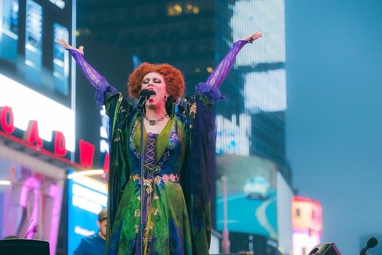 “The Witches Are Back!” THIS WEEKEND on Sunday, October 23rd in #TimesSquare 🧙‍♀️🧙🧙‍♀️I Put a Spell on You: ALIVE at Sony Hall 🎭 Get your tickets at broadwaycares.org @bcefa 🎟 #broadway #hocuspocus #hocuspocus2 #TimesSquare #NYC #iputaspellonyou #sandersonsisters