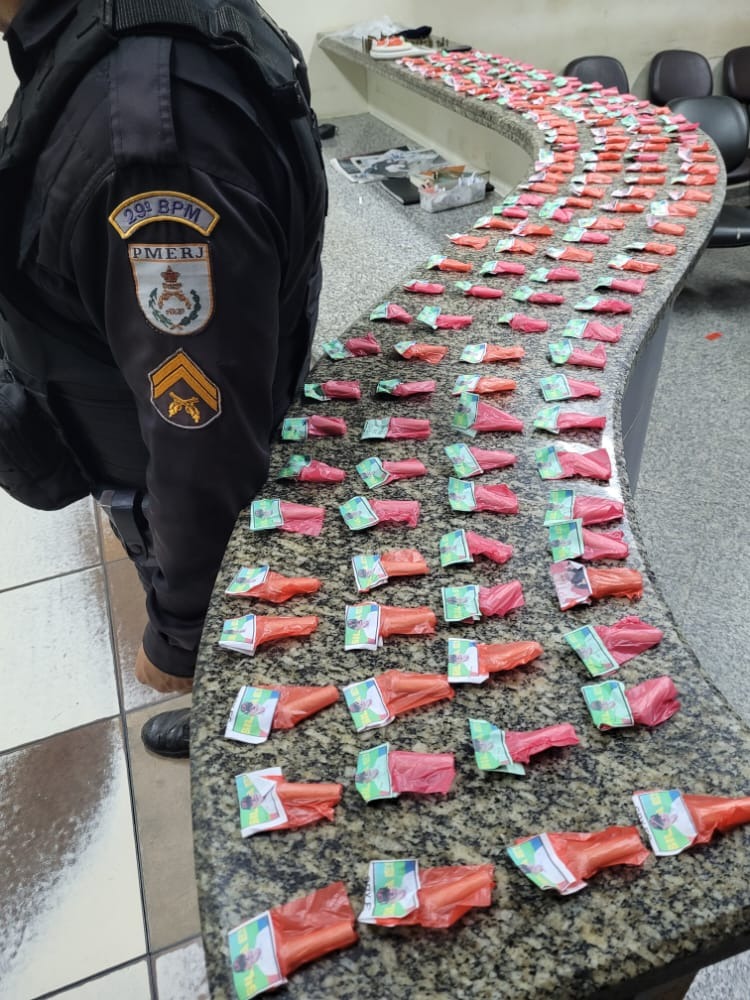 LeonardoLJr1967's tweet photo. Policia do Rio de Janeiro faz apresentações de drogas onde traficantes distribuindo de graça para os usuários votarem no Lula ladrão....capaz do STF pedir para devolver para os traficantes porque eles estavam fazendo campanha de graça para o molusco....Deus salve o Brasil!!! https://t.co/aT7raaOGds