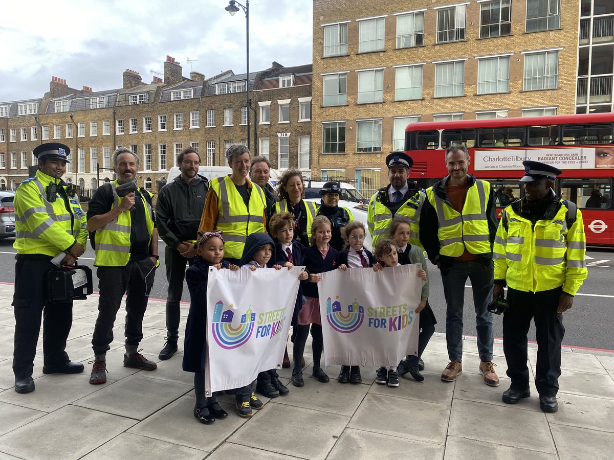 This afternoon I joined @PollyBillington at the #CommunityRoadWatch event with parents & children from @HNPrimarySchool & community safety officers from the @metpoliceuk. We’re committed to working with residents to keep our streets safe for everyone. #StreetsForKidsDay