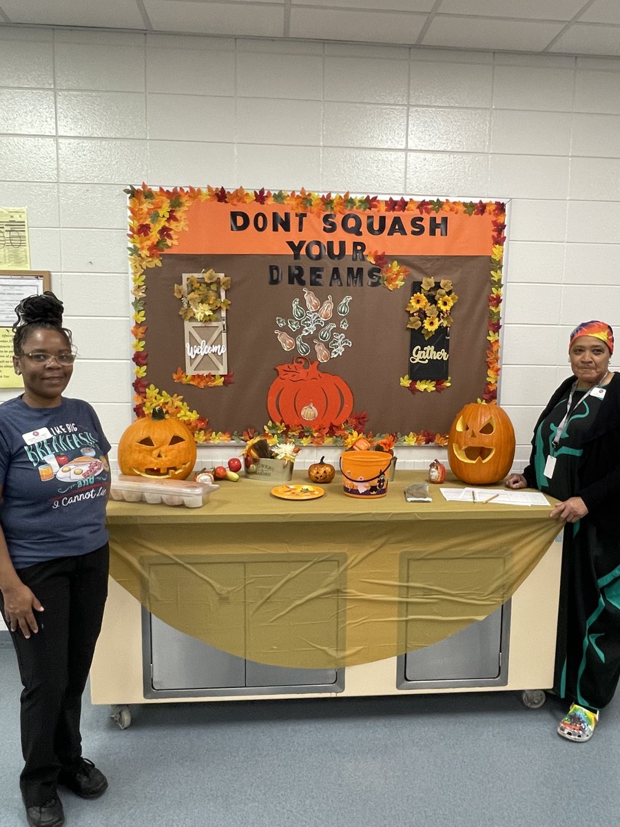 LFMSPatriots's tweet image. Our @LFMSPatriots Cafeteria Staff is AMAZING!! So creative and enthusiastic! They truly love serving our Patriots! @DrTorriJackson @DRDEB_LCSS @LibertyCoSchool